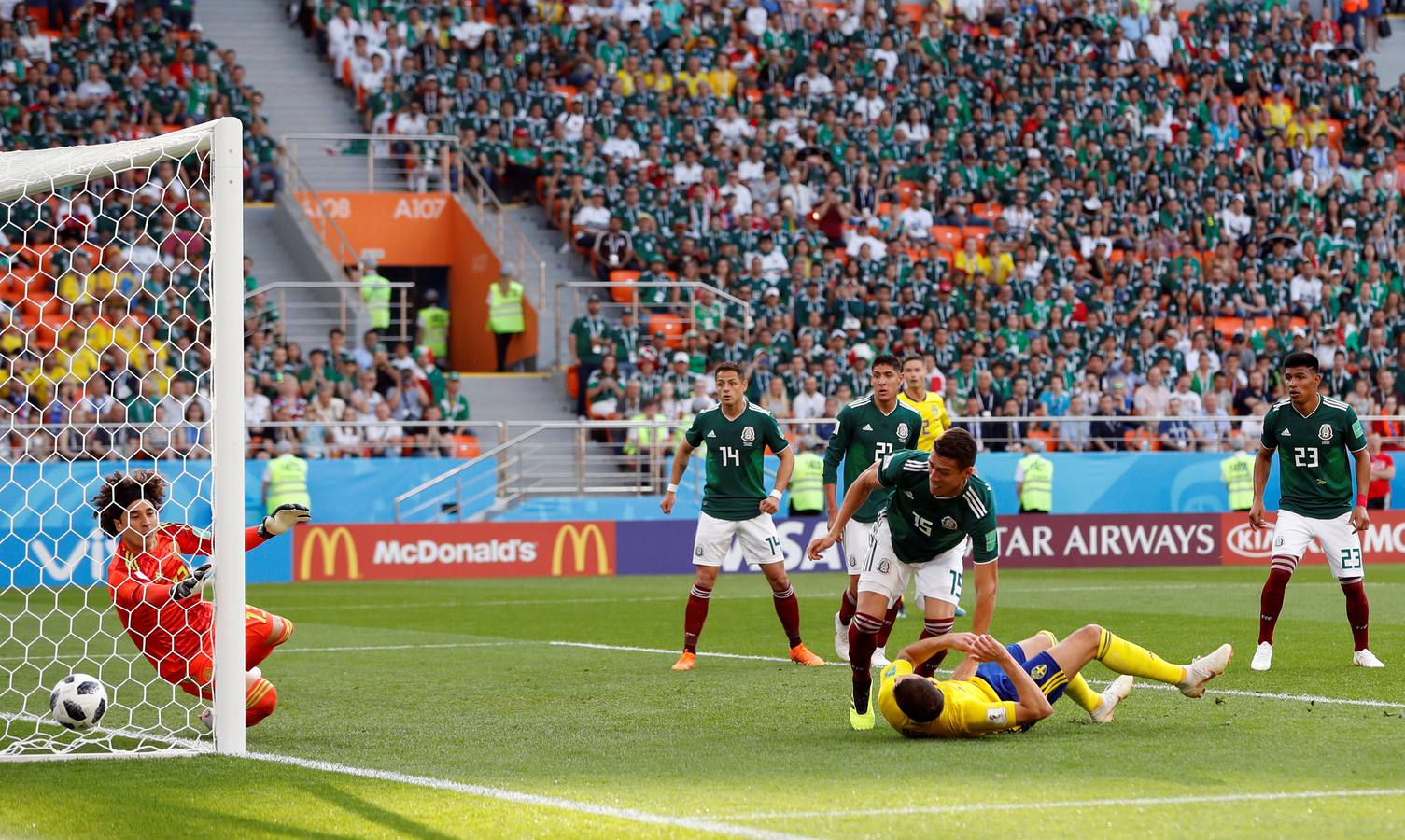 Suecia se impuso por 0-3 a México en el encuentro correspondiente a la tercera jornada del grupo F. La derrota de Alemania ante Corea del Sur dio el pase a ambas selecciones para octavos. 