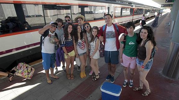 Jóvenes apunto de coger el tren playero. 