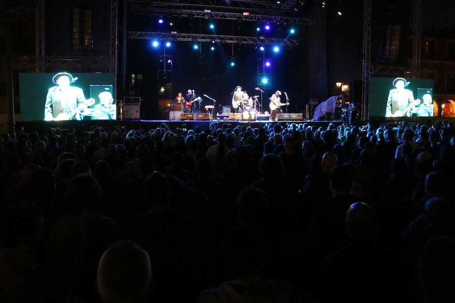 Fotos: Siniestro Total pone la nota rock
