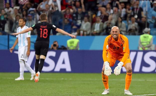 Willy Caballero se lamenta tras su error ante Croacia. 