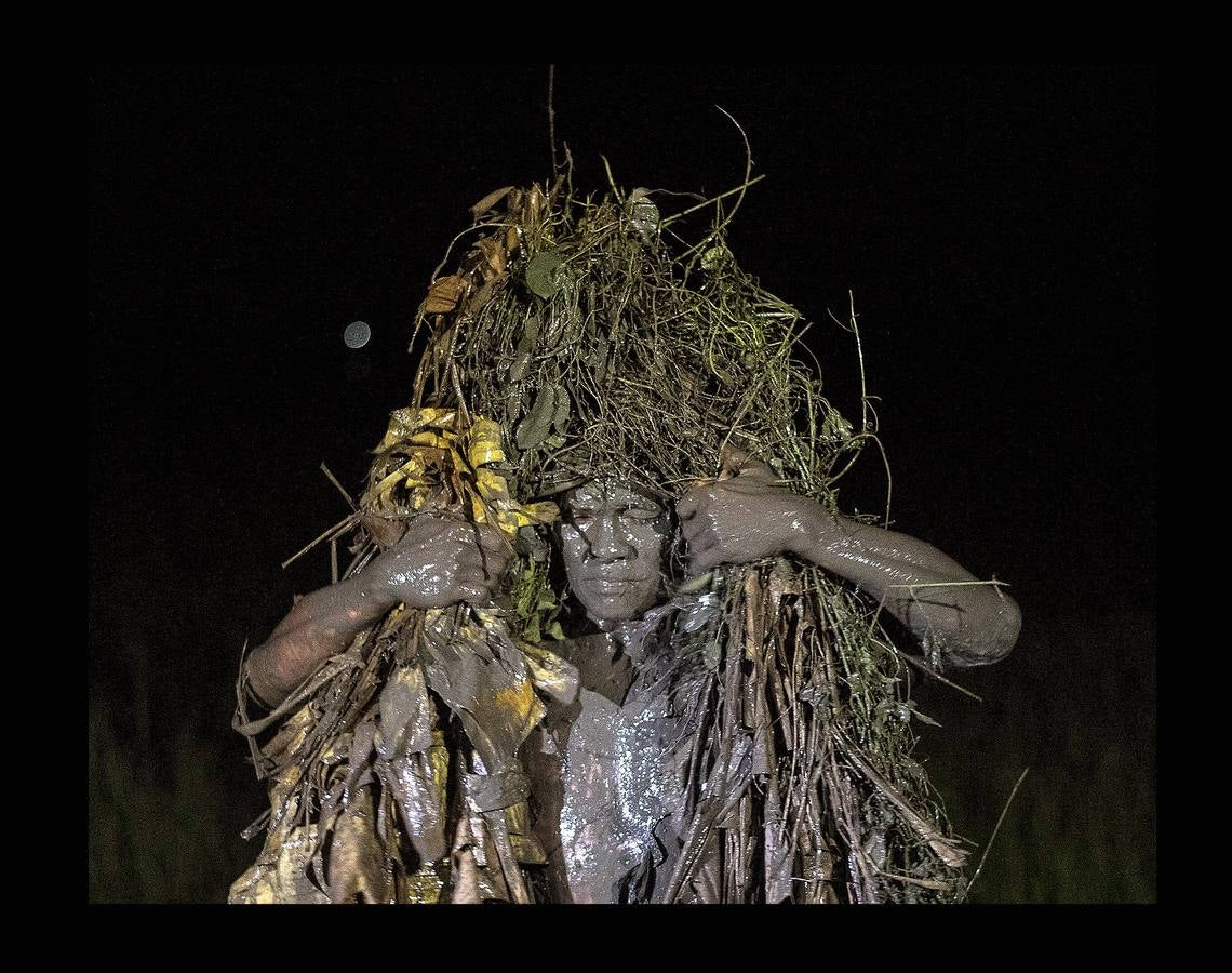 En Nueva Écjia, una provincia de Filipinas al norte de Manila, los devotos de San Juan Bautista celebran a su santo patrón de una manera única. Hombres, mujeres y niños se transforman en «taong putik» («gentes de barro») y cubren y adornan sus cuerpos con barro y hojas secas de plátano y coco, para crear unas singulares vestimentas en homenaje al santo, el único cuyo nacimiento se celebra en la liturgia cristiana. Los fieles van de casa en casa pidiendo velas o limosnas para comprarlas y, después, tras los agradecimientos y súplicas en la iglesia, las prenden y se unen en procesión.