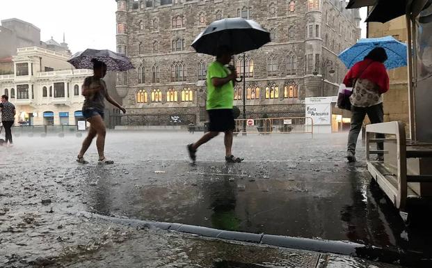 Una de las imágenes que dejó la lluvia en la capital este jueves.