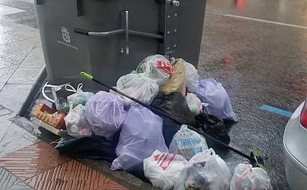 La basura enla zona exterior de los nuevos contenedores.