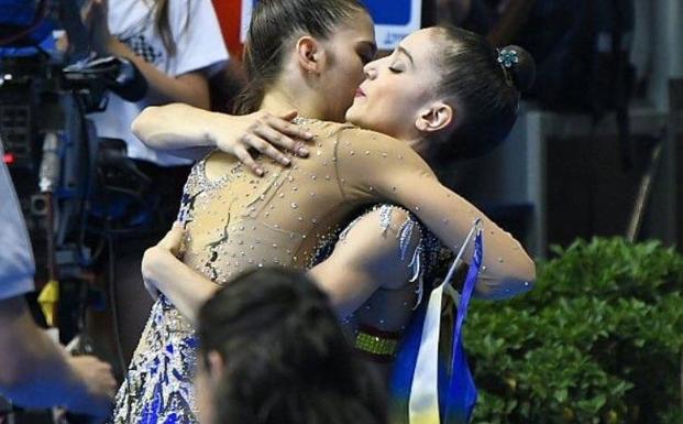 Sara Llana, junto a la otra gimnasta española.