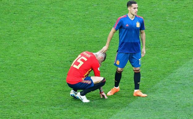 Sergio Ramos consolado por Lucas Vázquez