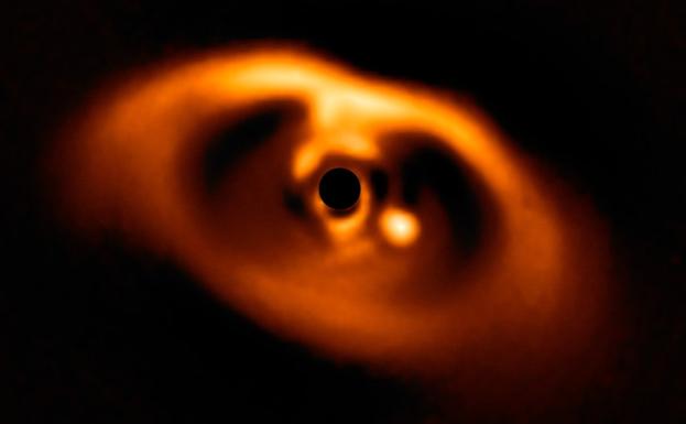 Astrónomos captan la primera imagen de un planeta recién nacido