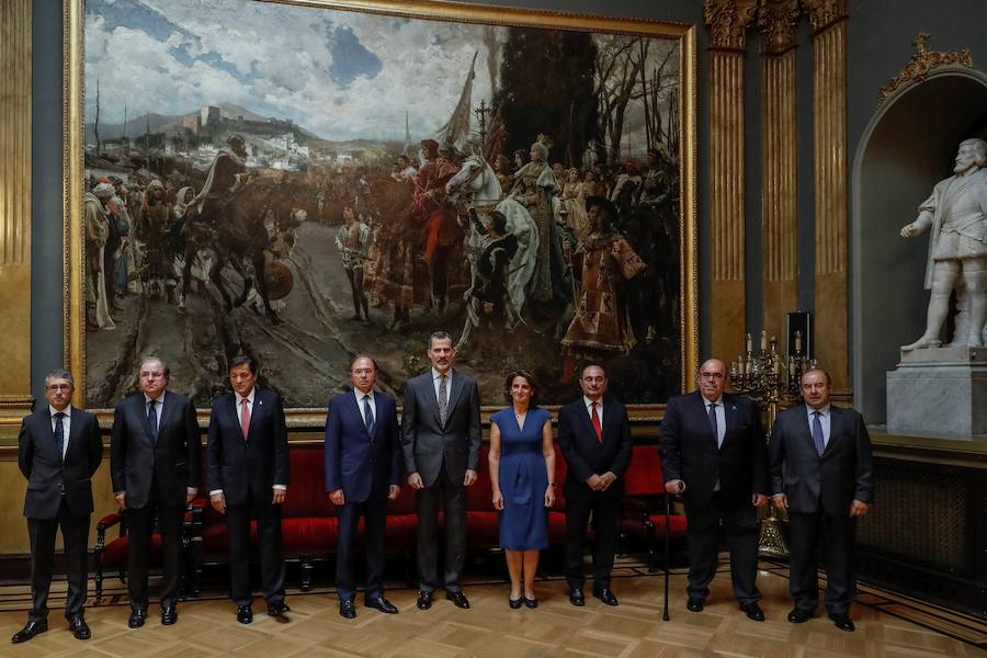 El rey Felipe VI acompañado por la ministra de Energía, Agua, Medio Ambiente y Cambio Climático, Teresa Ribera; el presidente del Senado, Pío García Escudero (3i); y los presidentes de Castilla y León, Juan Vicente Herrera; y el Principado de Asturias, Javier Fernández, durante el acto conmemorativo del centenario de la declaración de los primeros Parques Nacionales, Picos de Europa y Ordesa y Monte Perdido, celebrado este martes en la Cámara Alta.