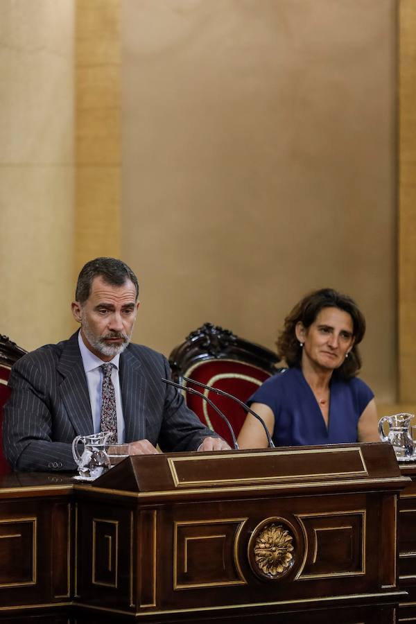 El rey Felipe VI acompañado por la ministra de Energía, Agua, Medio Ambiente y Cambio Climático, Teresa Ribera; el presidente del Senado, Pío García Escudero (3i); y los presidentes de Castilla y León, Juan Vicente Herrera; y el Principado de Asturias, Javier Fernández, durante el acto conmemorativo del centenario de la declaración de los primeros Parques Nacionales, Picos de Europa y Ordesa y Monte Perdido, celebrado este martes en la Cámara Alta.