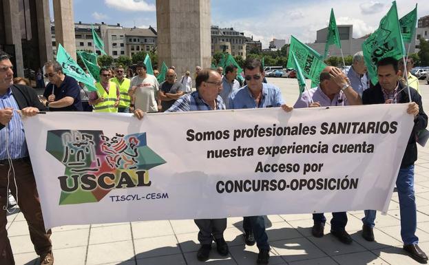 Los veterinarios leoneses se concentran para reclamar que se mejore su situación tras la pérdida de poder adquisitivo