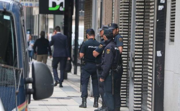 Miembros de la UDEF en el Ayuntamiento de León. 