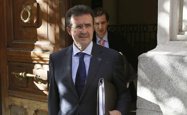 El empresario José Luis Ulibarri sale del Tribunal Superior de Justicia de Madrid (TSJM), a donde acudió para prestar declaración ante el juez instructor del caso Gurtel en 2011. 