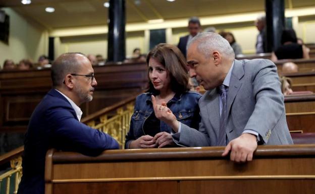 Carles Campuzano charla con Adriana Lastra y Rafael Simancas.