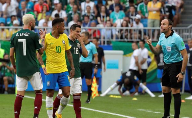 Mateu Lahoz fue cuarto árbitro en el Brasil-México. 