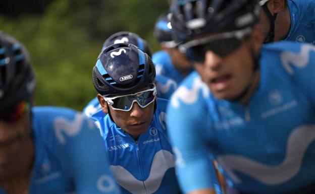 Nairo Quintana, junto a otros corredores del Movistar. 