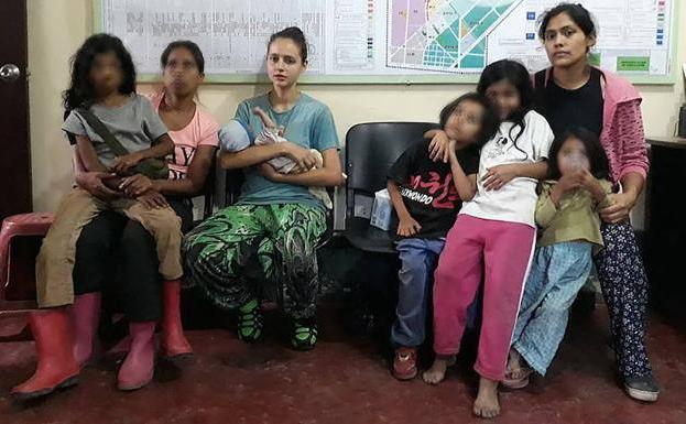 Patricia Aguilar, con su bebé y otras dos mujeres y niños rescatados de la secta. 