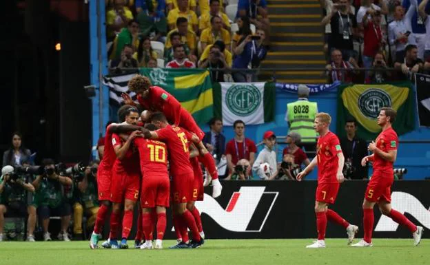 Los jugadores de Bélgica celebran su primer gol contra Brasil.