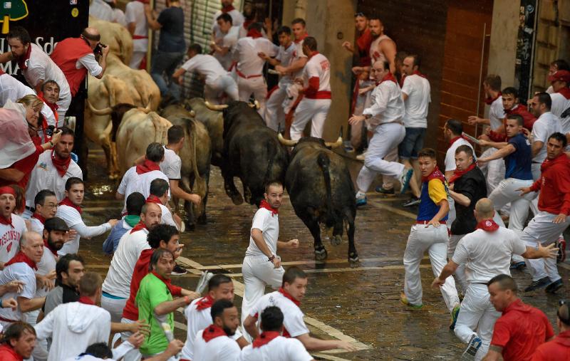 El encierro ha sido bastante limpio con algunos heridos por contusiones y los astados casi no se han resbalado pese a la lluvia intensa en las calles de Pamplona