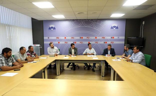 Imagen principal - El PSOE pide a la Junta un plan industrial que garantice el 100% de los empleos de Vestas