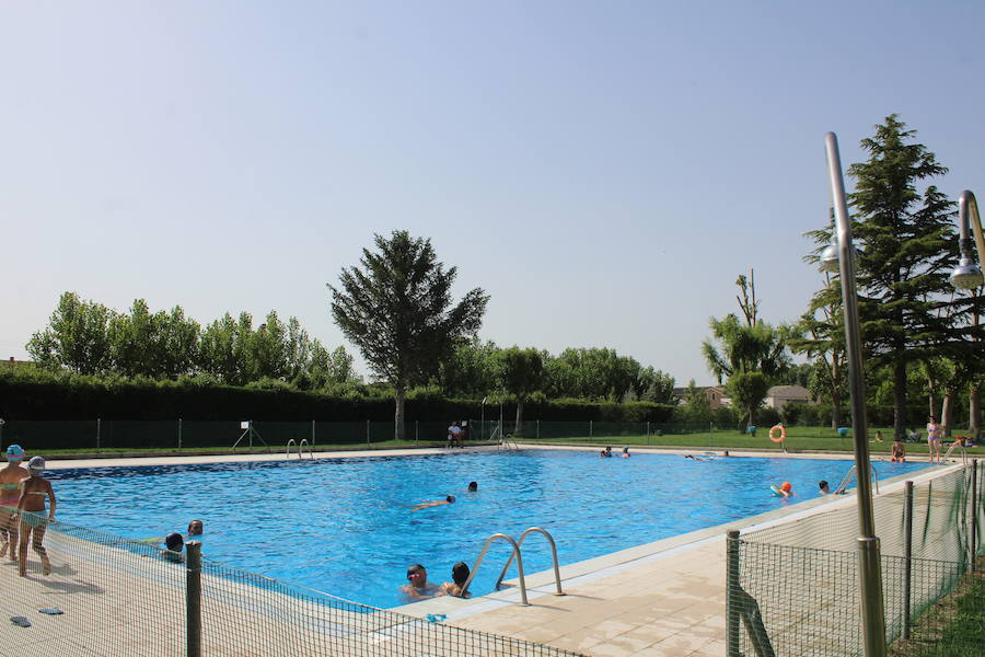 Las piscinas de Laguna de Negrillos son el claro ejemplo de que no hace falta ir a la playa para pasar una buena tarde de verano rodeado de agua calor y diversión, en un paraje acto para todos los públicos 