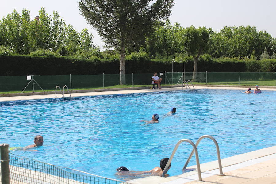 Las piscinas de Laguna de Negrillos son el claro ejemplo de que no hace falta ir a la playa para pasar una buena tarde de verano rodeado de agua calor y diversión, en un paraje acto para todos los públicos 