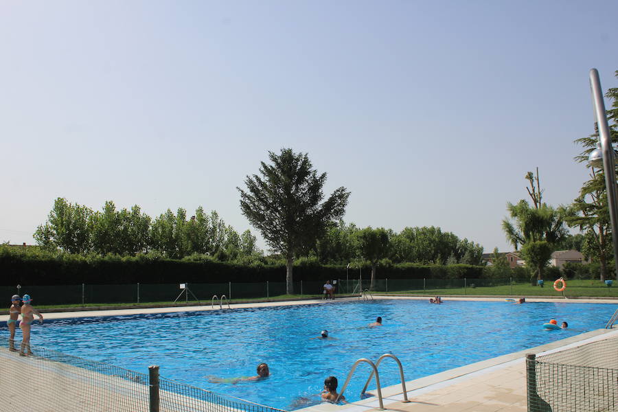 Las piscinas de Laguna de Negrillos son el claro ejemplo de que no hace falta ir a la playa para pasar una buena tarde de verano rodeado de agua calor y diversión, en un paraje acto para todos los públicos 