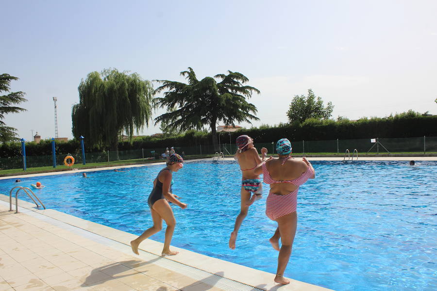 Las piscinas de Laguna de Negrillos son el claro ejemplo de que no hace falta ir a la playa para pasar una buena tarde de verano rodeado de agua calor y diversión, en un paraje acto para todos los públicos 