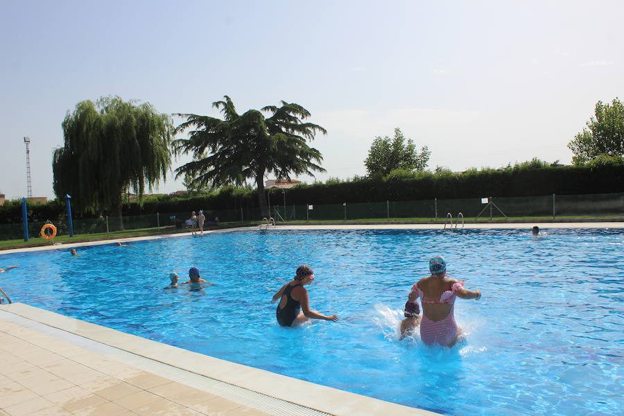 Las piscinas de Laguna de Negrillos son el claro ejemplo de que no hace falta ir a la playa para pasar una buena tarde de verano rodeado de agua calor y diversión, en un paraje acto para todos los públicos 