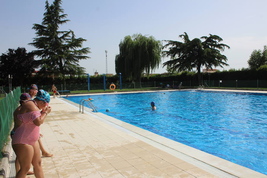 Las piscinas de Laguna de Negrillos son el claro ejemplo de que no hace falta ir a la playa para pasar una buena tarde de verano rodeado de agua calor y diversión, en un paraje acto para todos los públicos 