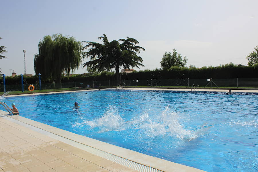 Las piscinas de Laguna de Negrillos son el claro ejemplo de que no hace falta ir a la playa para pasar una buena tarde de verano rodeado de agua calor y diversión, en un paraje acto para todos los públicos 