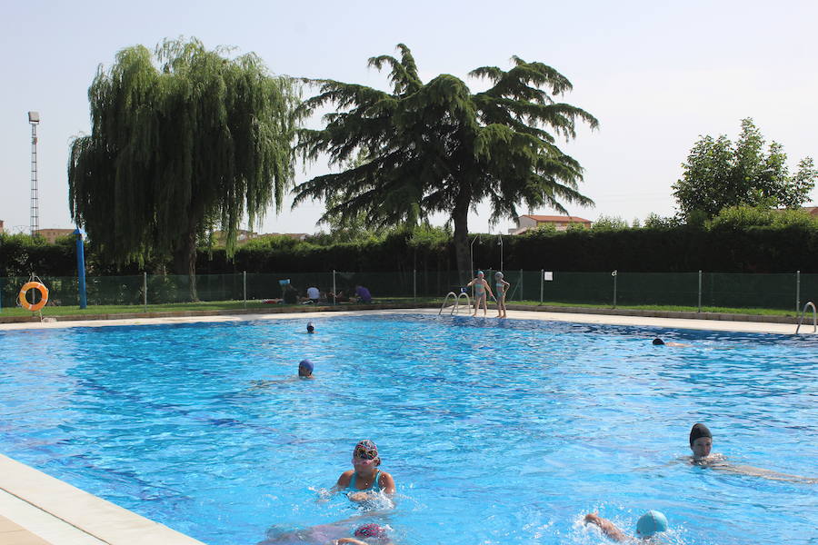 Las piscinas de Laguna de Negrillos son el claro ejemplo de que no hace falta ir a la playa para pasar una buena tarde de verano rodeado de agua calor y diversión, en un paraje acto para todos los públicos 