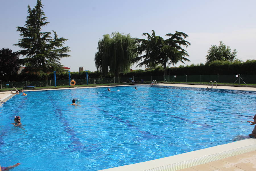 Las piscinas de Laguna de Negrillos son el claro ejemplo de que no hace falta ir a la playa para pasar una buena tarde de verano rodeado de agua calor y diversión, en un paraje acto para todos los públicos 