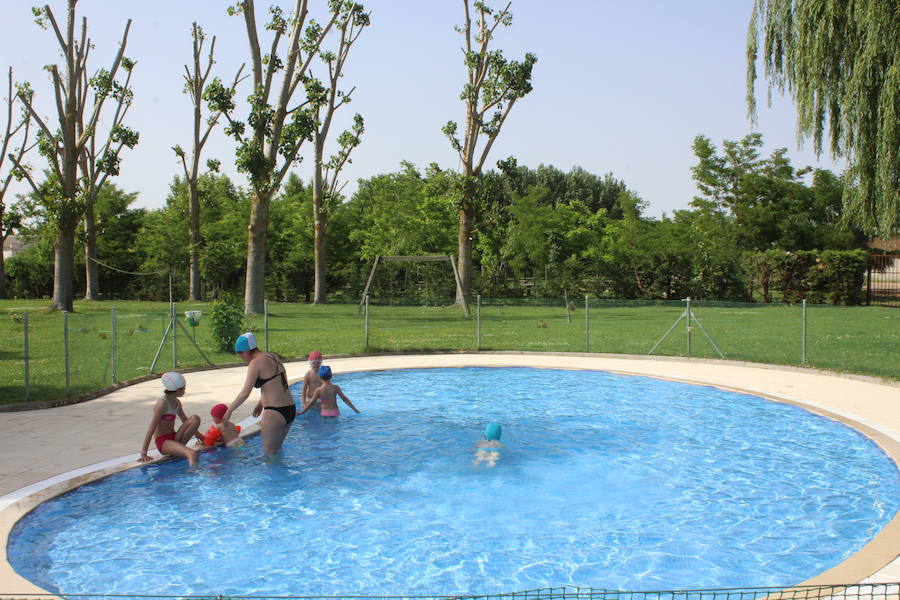 Las piscinas de Laguna de Negrillos son el claro ejemplo de que no hace falta ir a la playa para pasar una buena tarde de verano rodeado de agua calor y diversión, en un paraje acto para todos los públicos 