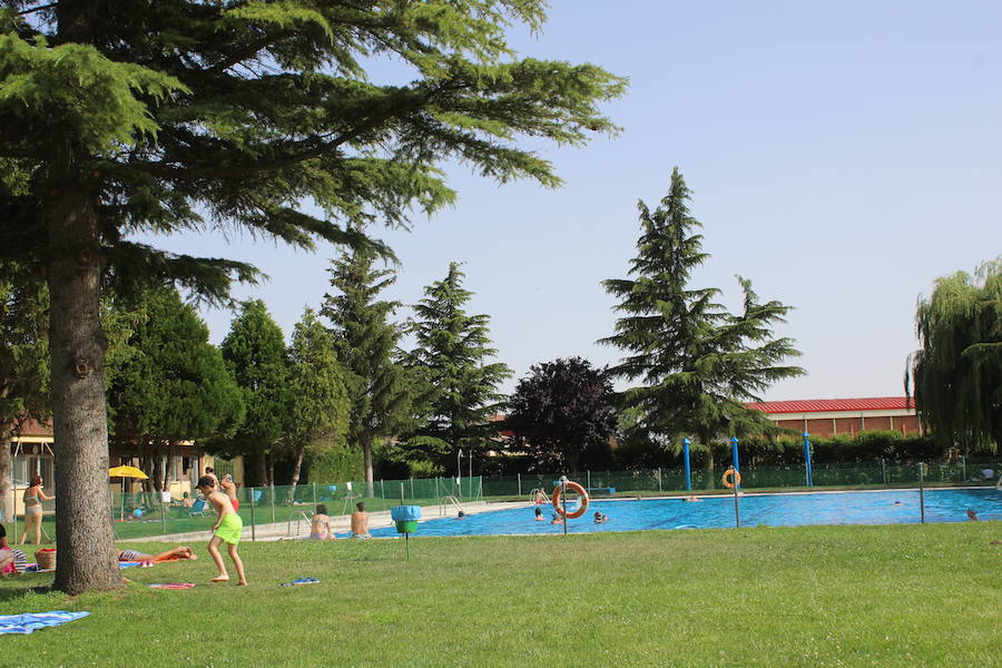 Las piscinas de Laguna de Negrillos son el claro ejemplo de que no hace falta ir a la playa para pasar una buena tarde de verano rodeado de agua calor y diversión, en un paraje acto para todos los públicos 