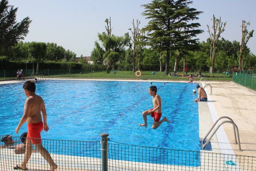 Las piscinas de Laguna de Negrillos son el claro ejemplo de que no hace falta ir a la playa para pasar una buena tarde de verano rodeado de agua calor y diversión, en un paraje acto para todos los públicos 