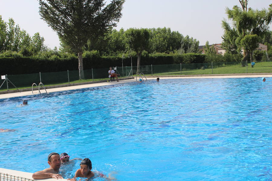 Las piscinas de Laguna de Negrillos son el claro ejemplo de que no hace falta ir a la playa para pasar una buena tarde de verano rodeado de agua calor y diversión, en un paraje acto para todos los públicos 