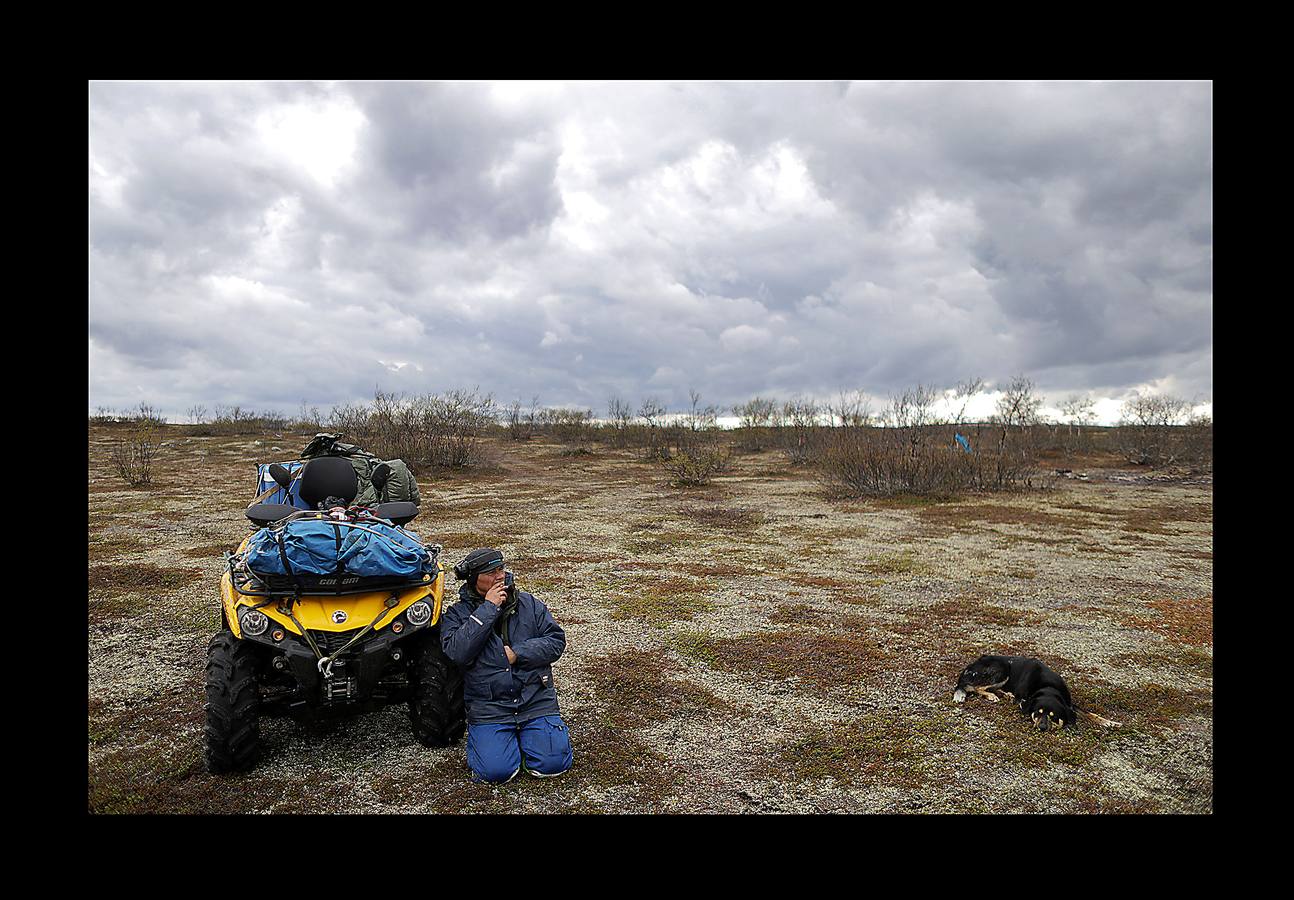 Cuando no está en la tundra ártica con sus 2.000 renos, su perro y Whitney Houston en los auriculares, Nils Mathis Sara trata de explicar cómo una mina de cobre amenaza su sustento. Junto con otros pastores y pescadores, este hombre de 60 años se encuentra en un momento clave con los propietarios de la mina y funcionarios noruegos. El cambio climático (las temperaturas promedio en el Ártico han aumentado más de 2 grados, el doble de rápido que el promedio mundial) y la tecnología, están generando una explosión en el desarrollo industrial de la región, que amenazan las formas de vida tradicionales y crean tensiones entre sus 4 millones de habitantes.