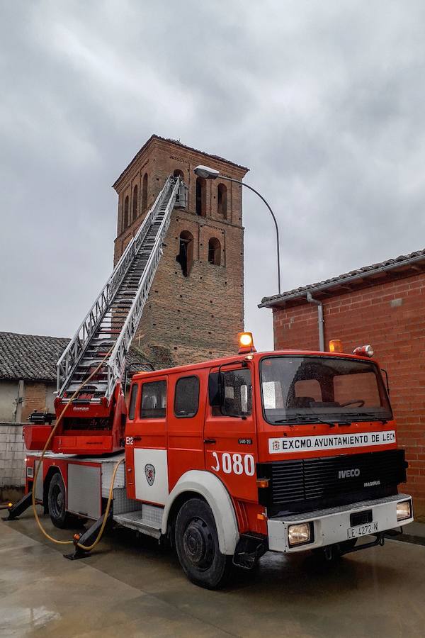 Fotos: Intervención en el incendio del campanario en Villamol