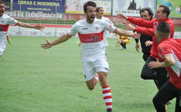 Fer Ruiz celebra un gol con la UD San Sebastián de los Reyes.