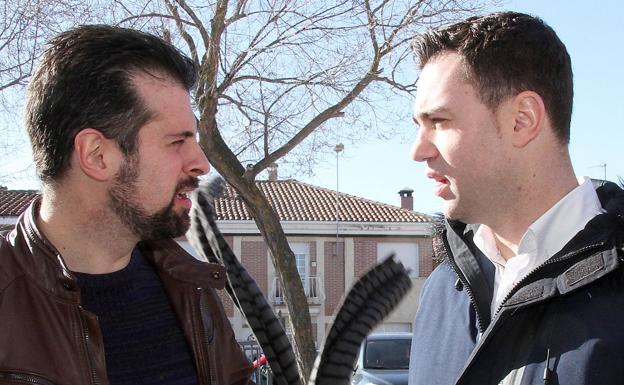 Cendón (derecha) dialoga con Tudanca. 