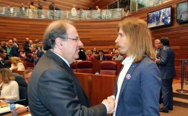 Juan Vicente Herrera y el dirigente leonés, Pablo Fernández, durante un pleno en las Cortes. 