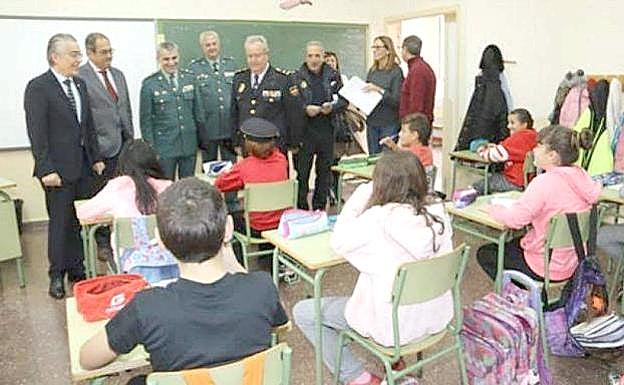 Miembros de la Guardia Civil en un colegio de León.