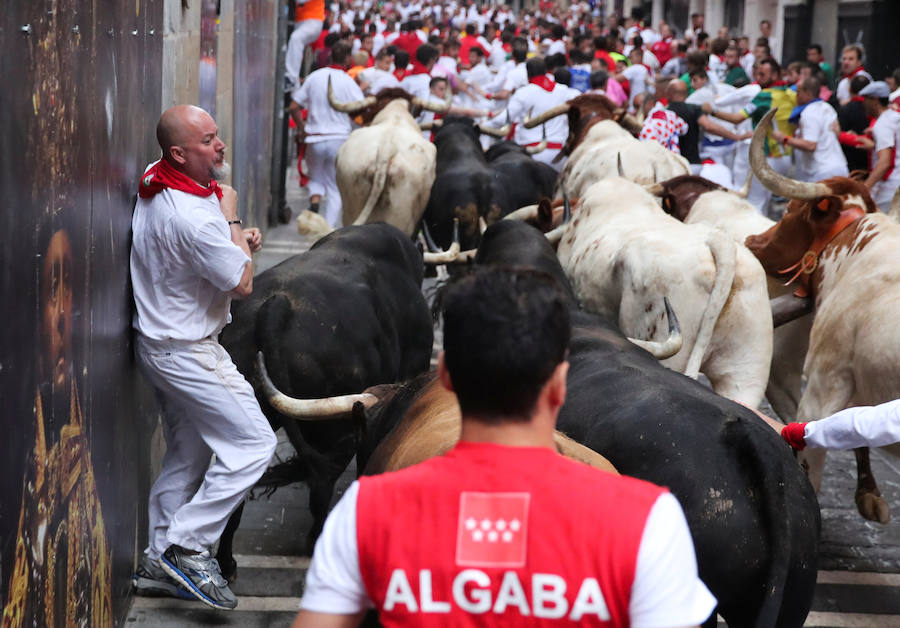 Se vivieron momentos de tensión en la curva de la Estafeta al quedar algún corredor atrapado entre la pared y los toros