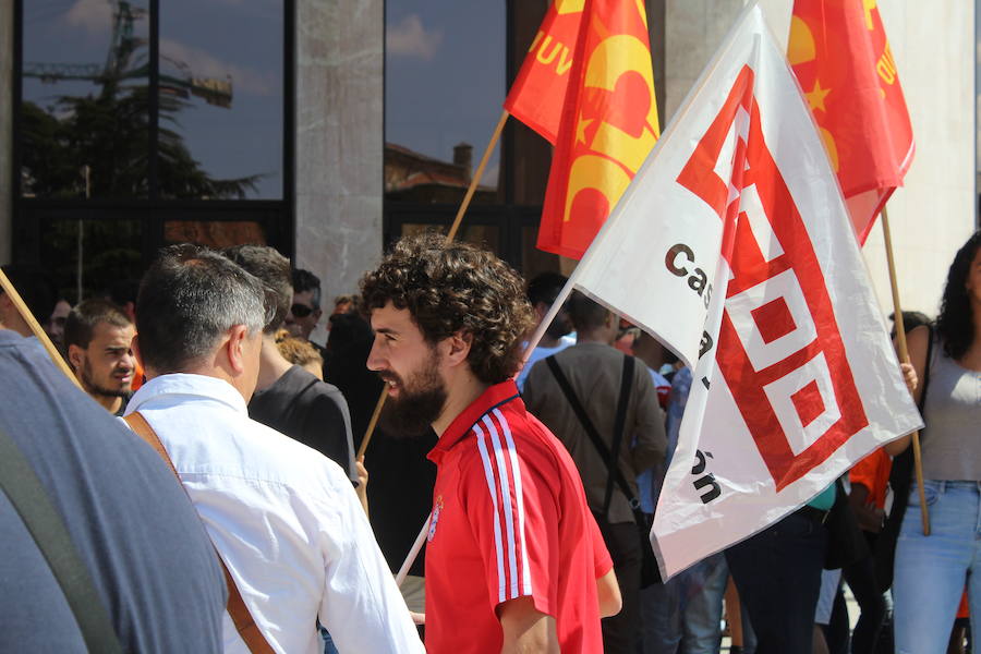 Fotos: La manifestación parte de la delegación territorial de la Junta