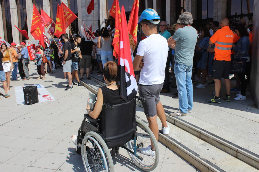 Fotos: La manifestación parte de la delegación territorial de la Junta