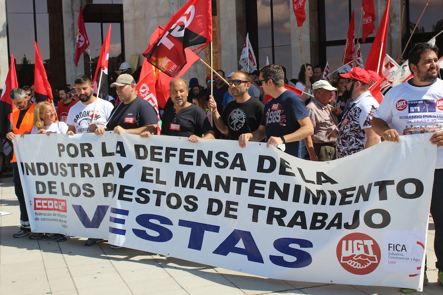 Fotos: La manifestación parte de la delegación territorial de la Junta