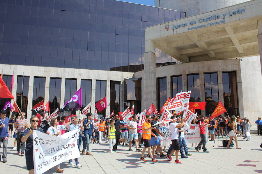 Fotos: La manifestación parte de la delegación territorial de la Junta