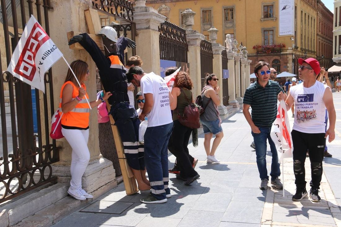 De Villadangos a León capital. De la delegación de la Junta hasta la Catedral. De la desesperanza a la movilización para que la provincia no pierda 600 empleos.