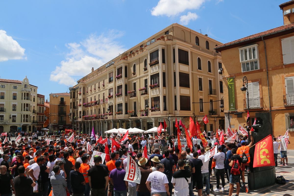 De Villadangos a León capital. De la delegación de la Junta hasta la Catedral. De la desesperanza a la movilización para que la provincia no pierda 600 empleos.