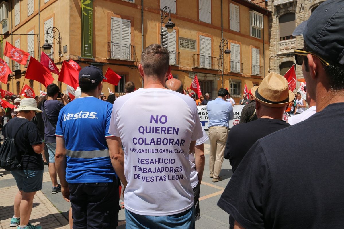 De Villadangos a León capital. De la delegación de la Junta hasta la Catedral. De la desesperanza a la movilización para que la provincia no pierda 600 empleos.