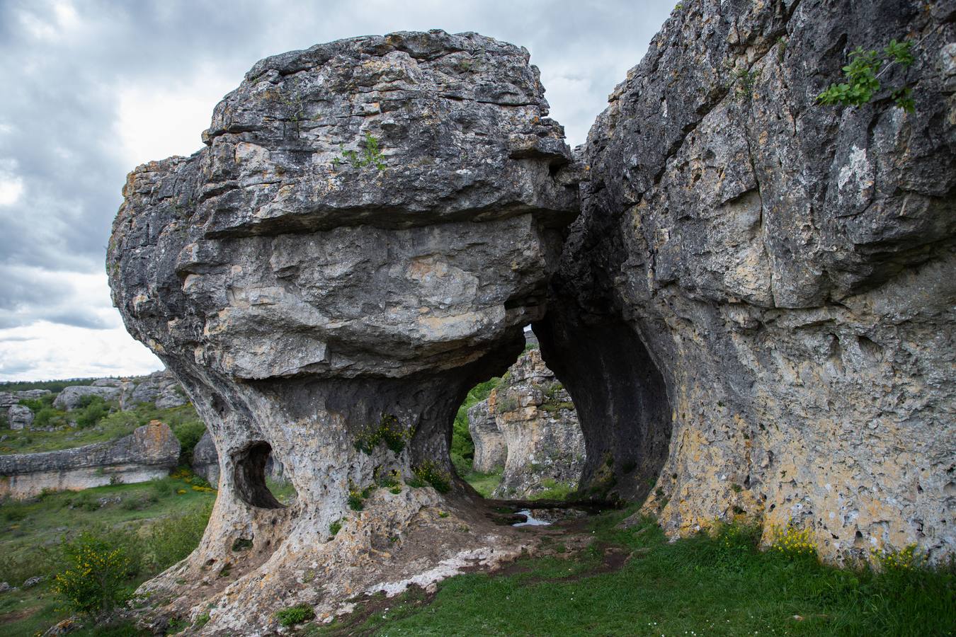 En la localidad palentina de Villaescusa de las Tuerces se levanta las gigantescas piedras en forma de setas, puentes y arcos naturales, cerrados callejones y umbrías covachuelas que dan lugar a un encantado paisaje en el que parecen habitar duendes y brujas